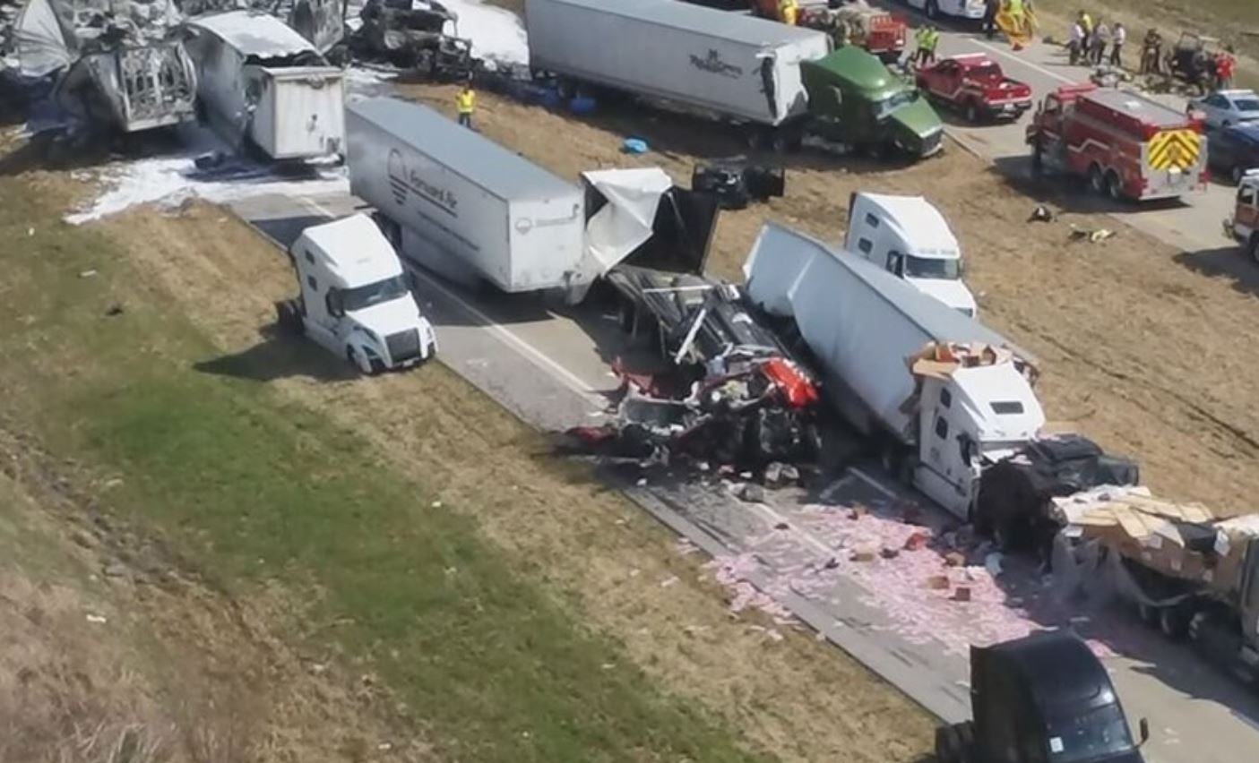 En el accidente se vieron involucrados varios camiones y tráileres. (Foto: @AndyVermaut/Twitter)