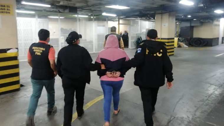 La agente Alejandra del Pilar Reyes Pérez fue capturada por su presunta participación en el hecho. (Foto: Ministerio Público)