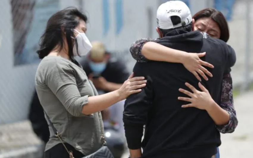 Familiares de un fallecido por covid-19 se abrazan en las afueras del Parque de la Industria que fue improvisado como un hospital para atención de pacientes con coronavirus y en donde han fallecido muchos guatemaltecos. (Foto Prensa Libre: Hemeroteca PL)
