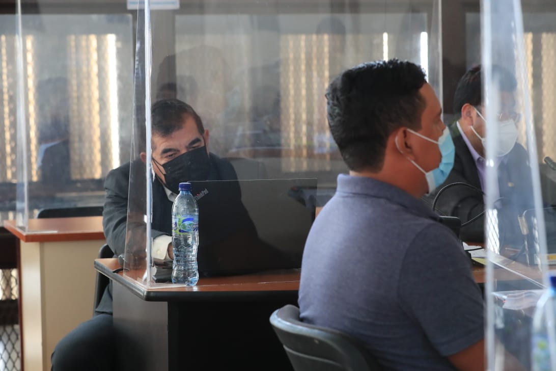 El testigo en el Caso Manipulación de la Justicia, Hugo Fonseca, relata que fue presionado por el exjefe de la Fiscalía contra el Crimen Organizado, Rony López, (Foto Prensa Libre: Élmer Vargas)