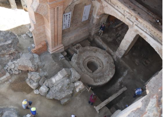 El molino (al centro) fue encontrado durante la restauración del templo de San Agustín. (Foto Prensa Libre: Emy Sánchez)
