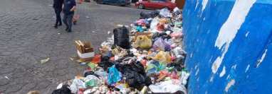 Cientos de toneladas de basura se acumulan en las calles de Xela debido al cierre del único acceso al vertedero municipal ubicado en las faldas del Volcán Santa María. (Foto Prensa Libre: Mynor Toc)