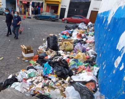 “Un gran foco de contaminación”: comuna de Xela declara alerta roja sanitaria por toneladas de basura en las calles