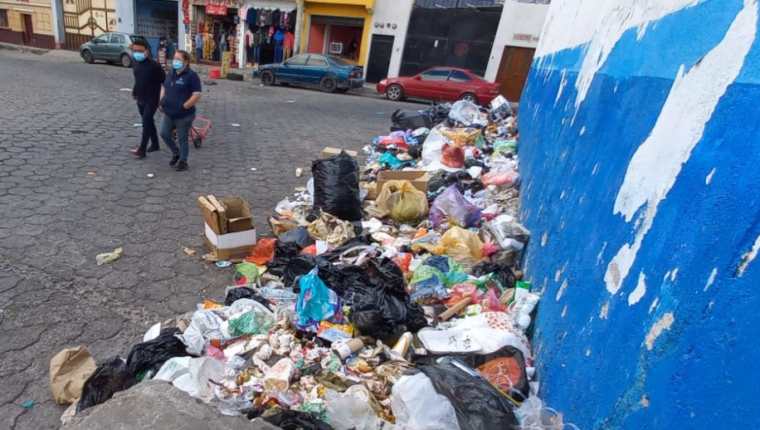 Cientos de toneladas de basura se acumulan en las calles de Xela debido al cierre del único acceso al vertedero municipal ubicado en las faldas del Volcán Santa María. (Foto Prensa Libre: Mynor Toc)