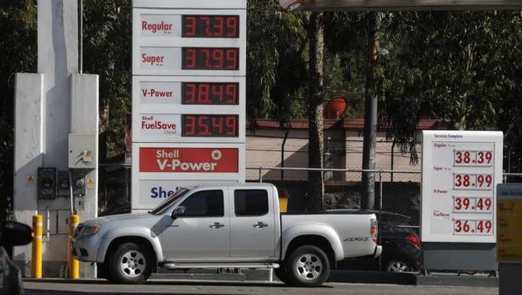 Precio de los combustibles en la capital de Guatemala el 17 de marzo de 2022. (Foto Prensa Libre: Esbin García)