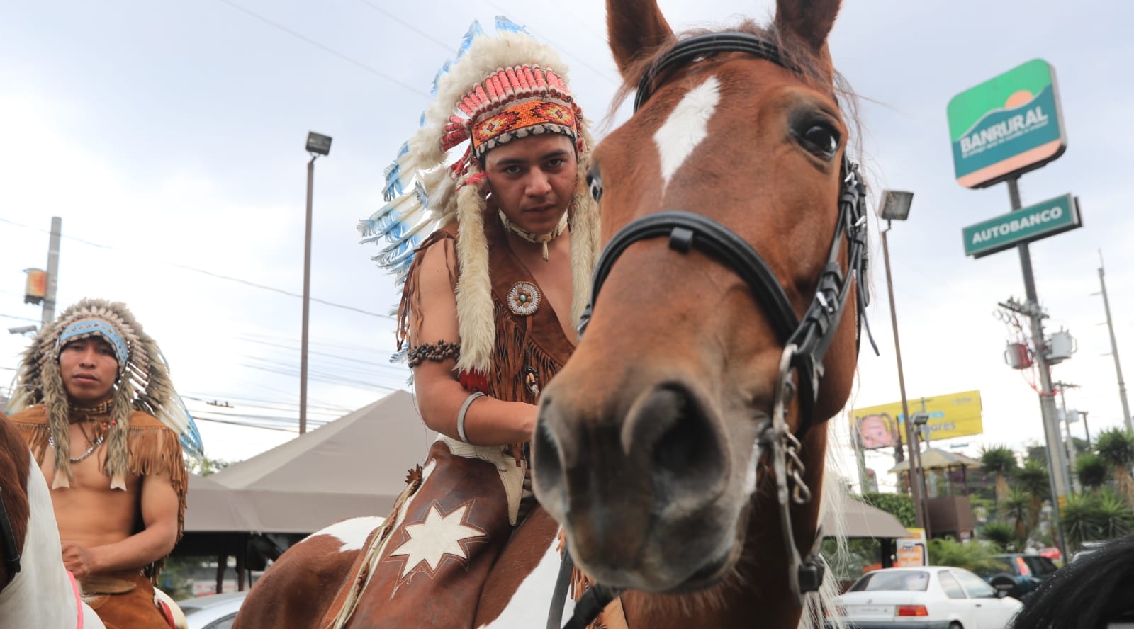 El Gran Chaparral: el grupo que recorre la capital y los departamentos montando a caballo y con disfraces de nativos americanos