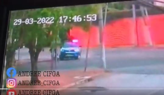 Video: el momento en que agentes de la PNC copan a supuestos asaltantes en moto tras una persecución