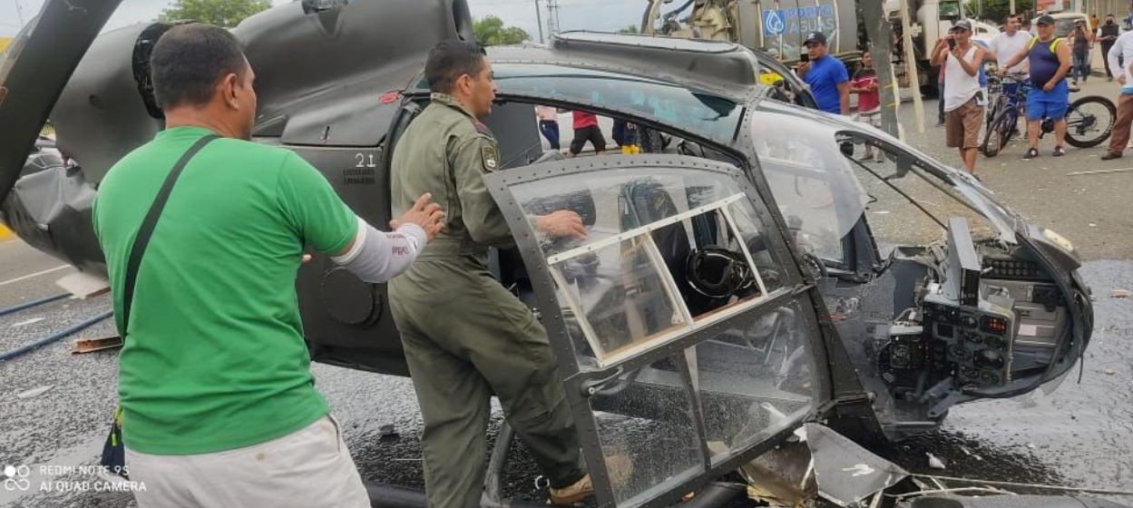 Helicóptero militar  que cayó en una carretera de la ciudad de Portoviejo, Ecuador. (Foto Prensa Libre: @TVTenlinea)