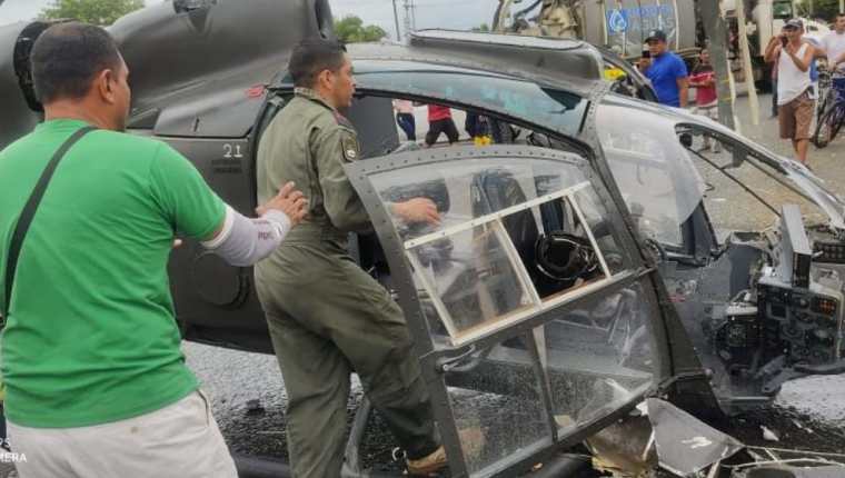 Helicóptero militar  que cayó en una carretera de la ciudad de Portoviejo, Ecuador. (Foto Prensa Libre: @TVTenlinea)