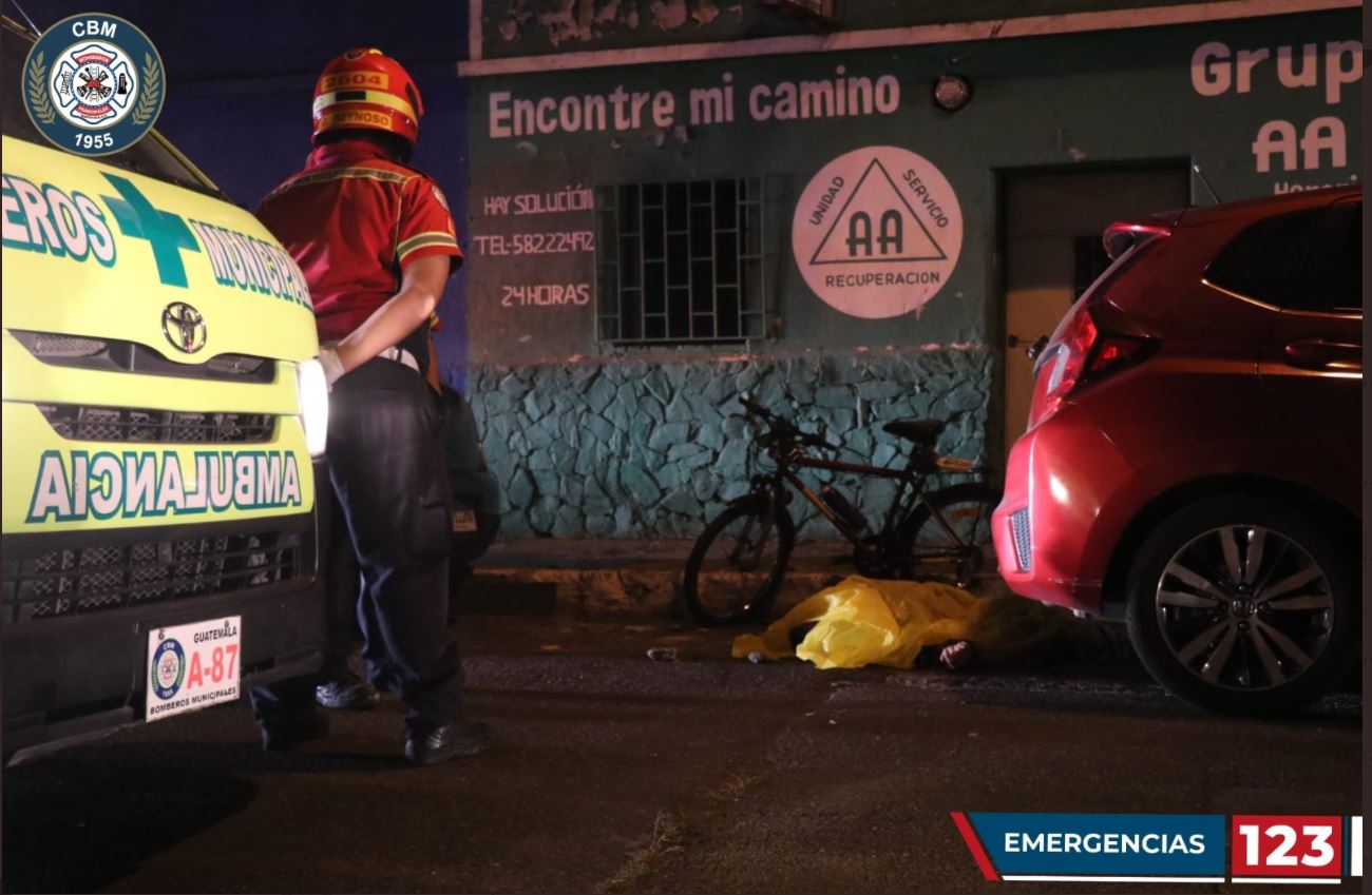 Un hombre falleció al ser atacado a balazos en la zona 6. (Foto Bomberos Municipales)