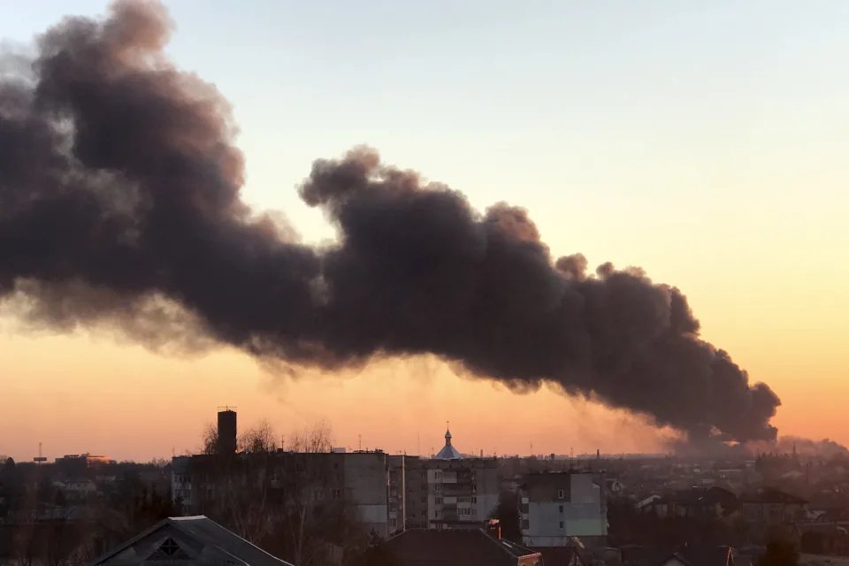 Cuatro misiles impactaron en una planta de reparación aérea cerca del aeropuerto de Lviv, una ciudad ubicada el oeste de Ucrania. (Foto Prensa Libre:@Thelovetoy)