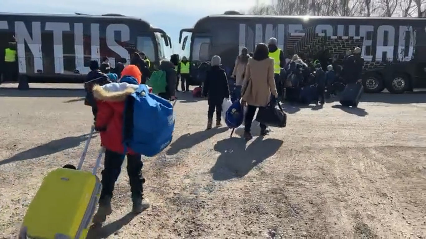 Buses de la Juventus a la salida desde Zahony, frontera entre Hungría y Ucrania.
(Foto Prensa Libre: Twitter Juventus)
