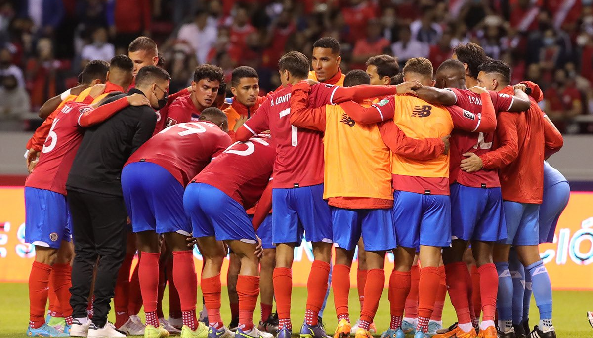 Costa Rica y Panamá están en la lucha por un boleto a Qatar 2022. (Foto Prensa Libre: Twitter Costa Rica)