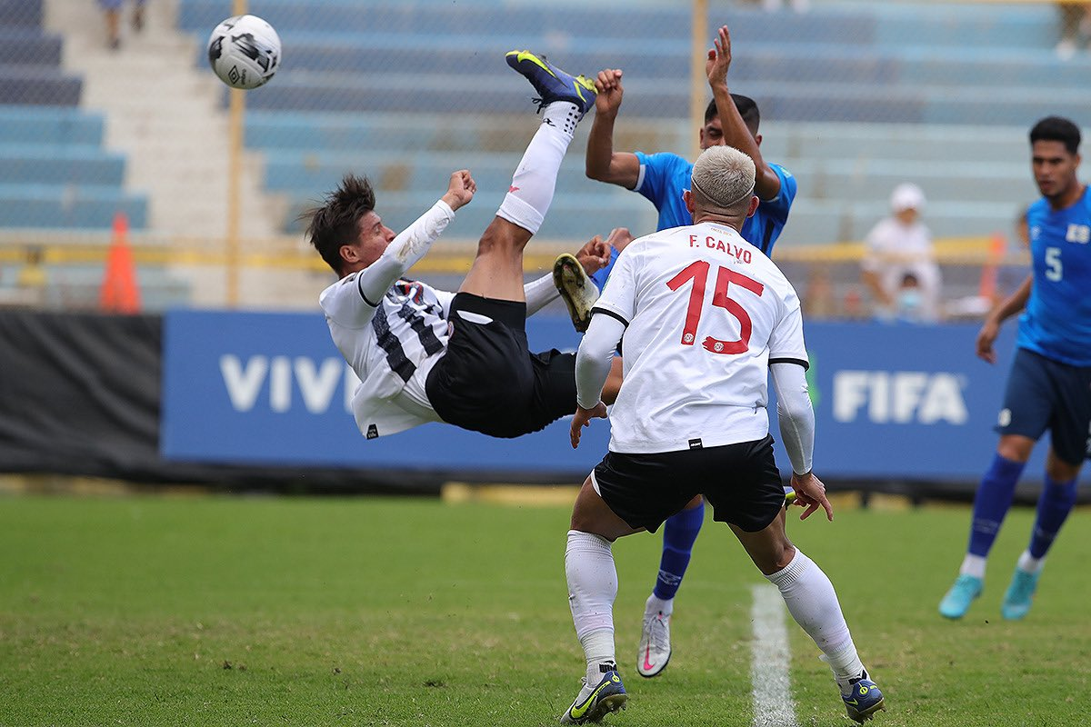 Anthony Contreras fue autor de un gol de chilena ante El Salvador. (Foto Prensa Libre: Redes @fedefutbolcrc)