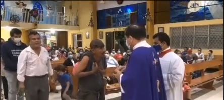 Video: qué se sabe del caso de un sacerdote que le niega una hostia a un indigente en una iglesia de Nicaragua