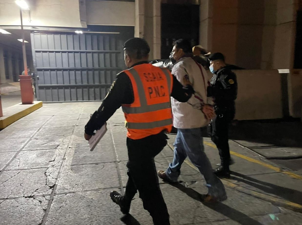Edvin Armando Niz Rodas, de 48 años, de nacionalidad guatemalteca y con residencia de EE. UU. fue detenido en el Aeropuerto Internacional La Aurora. (Foto Prensa Libre: PNC)