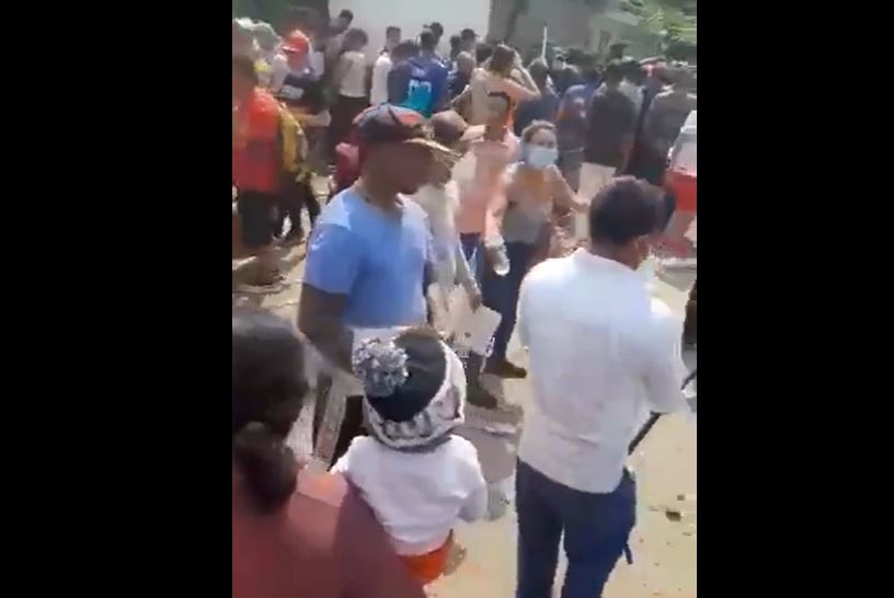 Desesperación se apodera de migrantes y protestan ante oficina migratoria en Tapachula en busca de regularizar su estatus