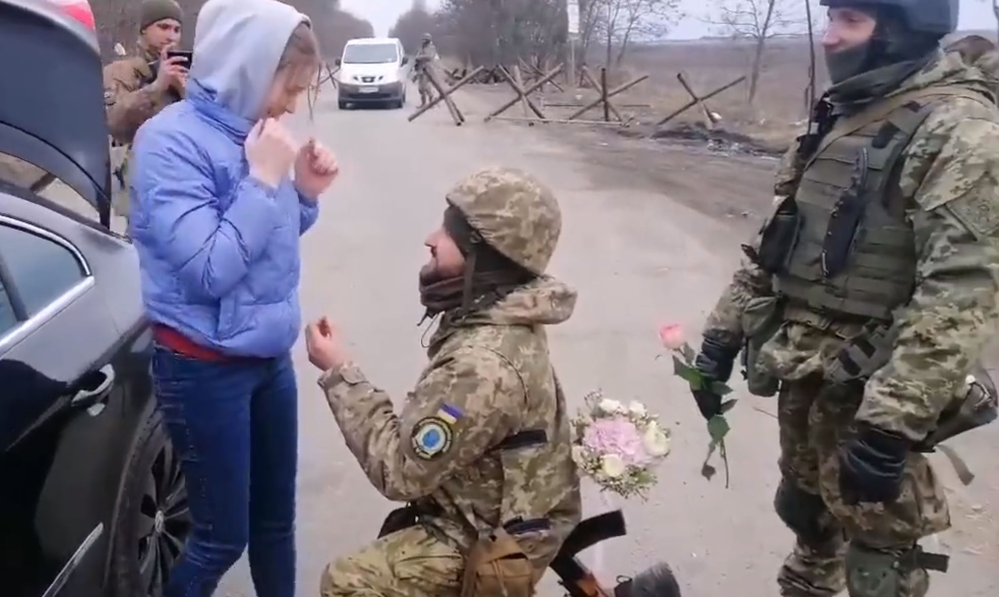 Del temor al amor: video muestra cómo un soldado ucraniano montó un falso operativo para pedirle matrimonio a su novia