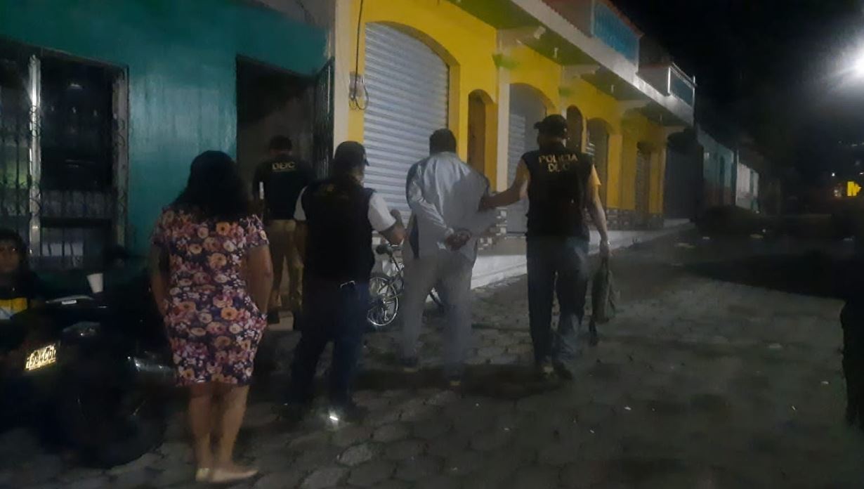 Hombre y mujer fueron capturados en San Pablo Jocopilas, Suchitepéquez, por explotar sexualmente a una menor de edad. (Foto Prensa Libre: PNC)