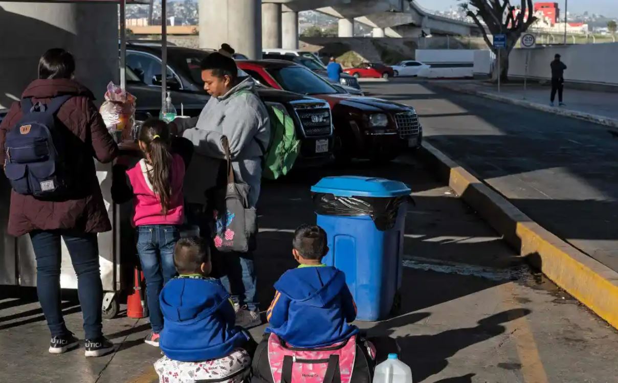 Una familia en Tijuana, México. Miles de guatemaltecos han llegado a la frontera sur de EE. UU. a pedir asilo. (Foto Prensa Libre: Hemeroteca PL)