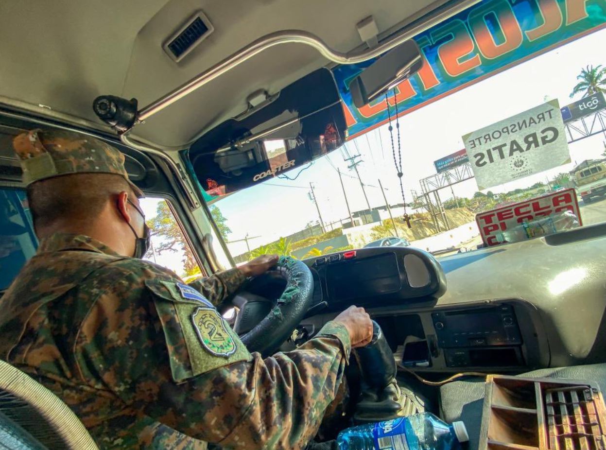 Un militar conduce un bus que fue decomisado por el Gobierno de El Salvador por aumentar el valor del pasaje. (Foto Prensa Libre: @FUERZARMADASV)