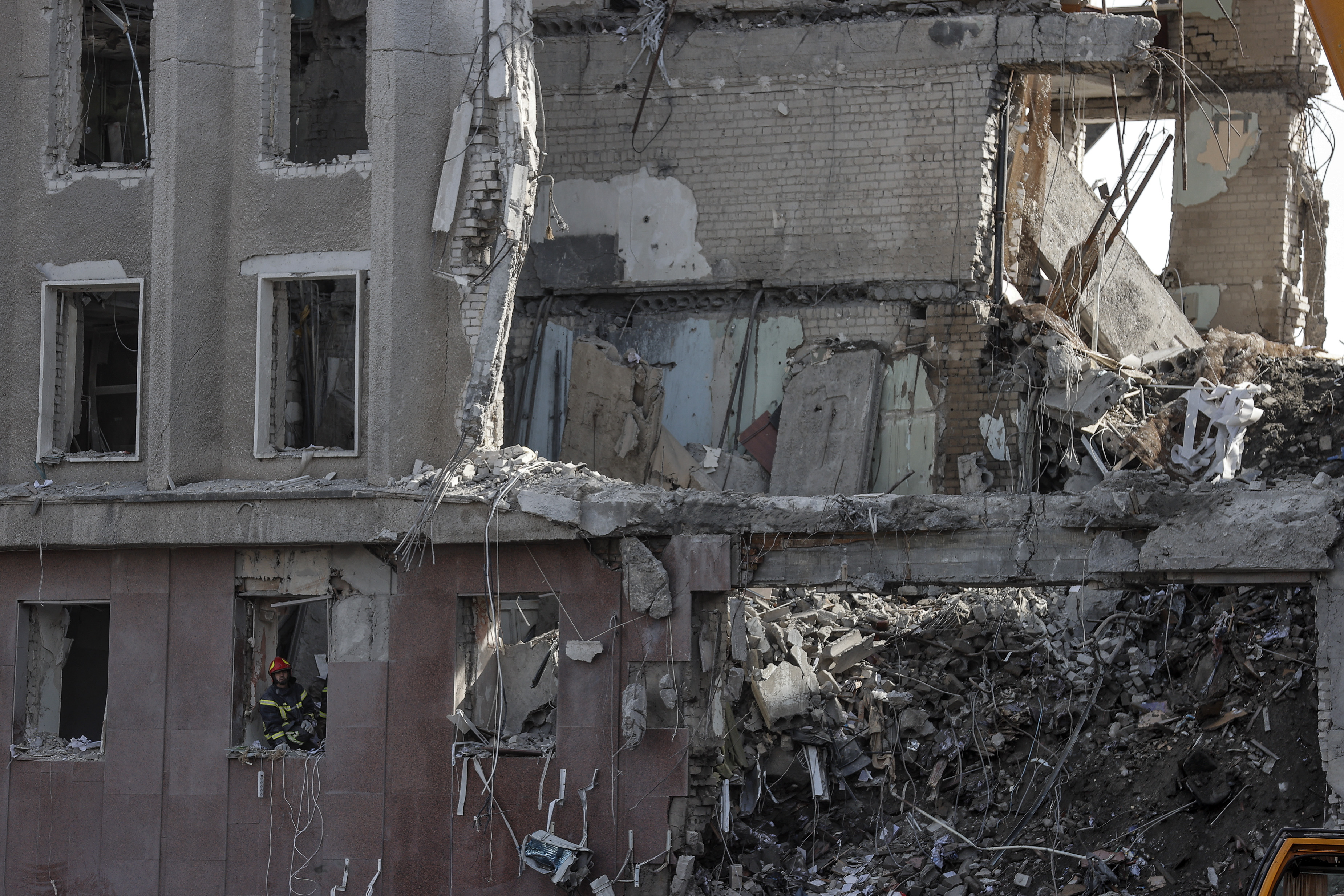 Los servicios de rescate continúan buscando a los desaparecidos en las ruinas del edifico destruido por un misil en Mykolaiv