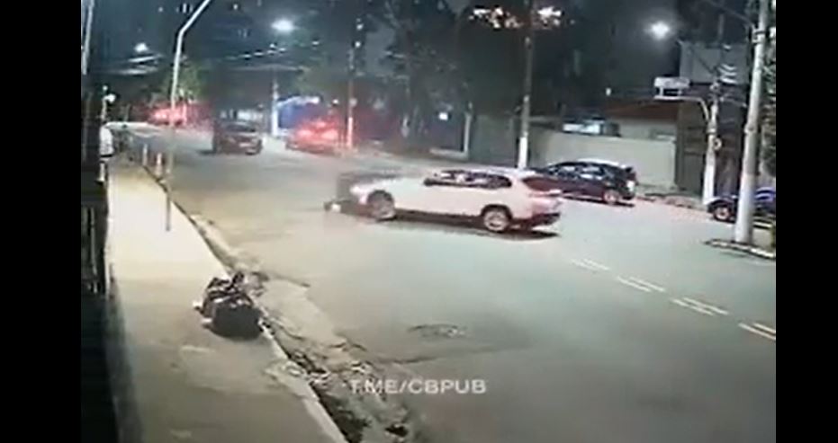 Video: el momento en el que una mujer atropella a dos delincuentes que intentaron robarle