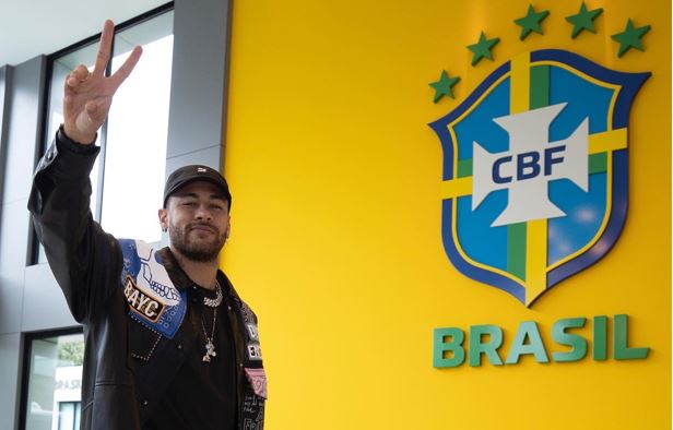 Neymar llegó a Brasil para unirse a su selección. (Foto Prensa Libre: Twitter @CBF_Futebol)