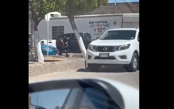 Una niña, aún con su mochila en brazos, intenta rescatar a su padre de unos sicarios en México. (Foto: @michelleriveraa/Twitter) 