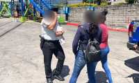 Agentes de la PNC rescatan a la madre y su bebé que eran mantenidos encerrados en una casa de la zona 6 de Mixco. (Foto Prensa Libre: PNC)