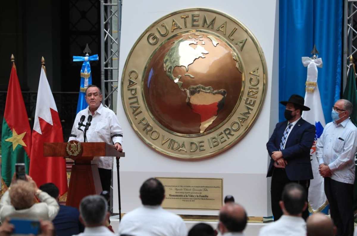 Gobierno de Giammattei celebra declaración de Guatemala como Capital Provida de Iberoamérica y devela monumento por la vida en Palacio Nacional