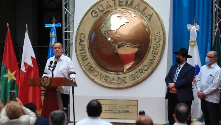 Alejandro Giammattei, presidente de Guatemala, durante la inauguración del Monumento a la Vida y la Familia en el recién nombrado Patio de la Vida en el Palacio Nacional de la Cultura. (Foto María José Bonilla)