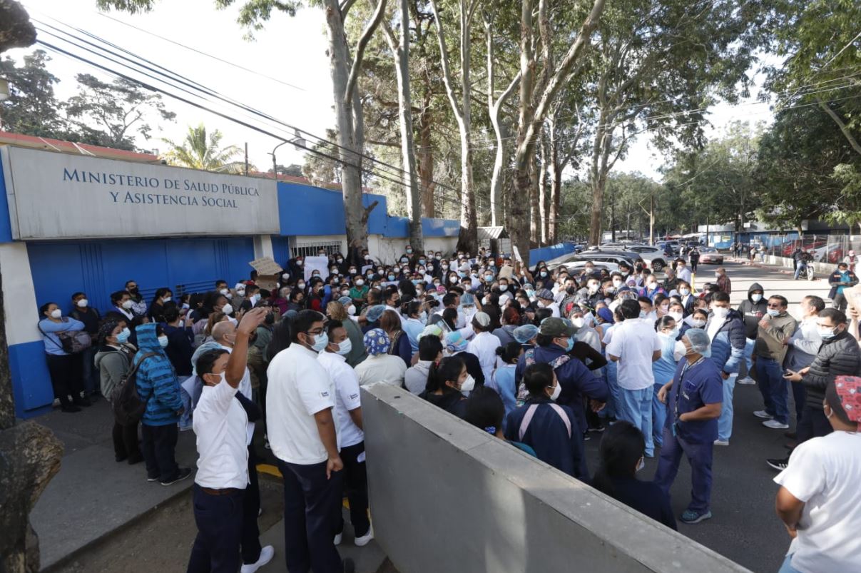 Trabajadores del Hospital Roosevelt de la capital protestan frente al Ministerio de Salud, por falta de pago de sueldos. (Foto Prensa Libre: Esbin García)