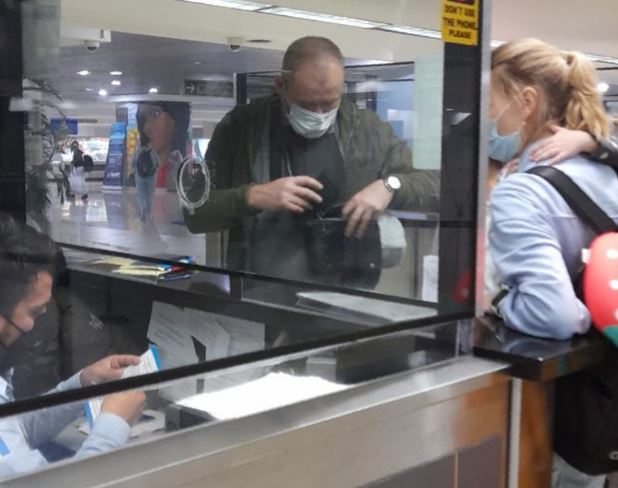 Dos familias ucranianas ingresan al país para huir del conflicto entre su país y Rusia. Hasta el momento 27 personas de esa nacionalidad han sido recibidas como refugiados. (Foto Prensa Libre: Migración)