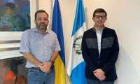 Stuard Rodríguez, director general de Migración de Guatemala, -derecha- sostuvo una reunión, este viernes 4 de marzo, con el Cónsul de Ucrania en Guatemala, Ricardo Ortiz, para tratar el tema de los refugiados.  (Foto Prensa Libre: Migración)