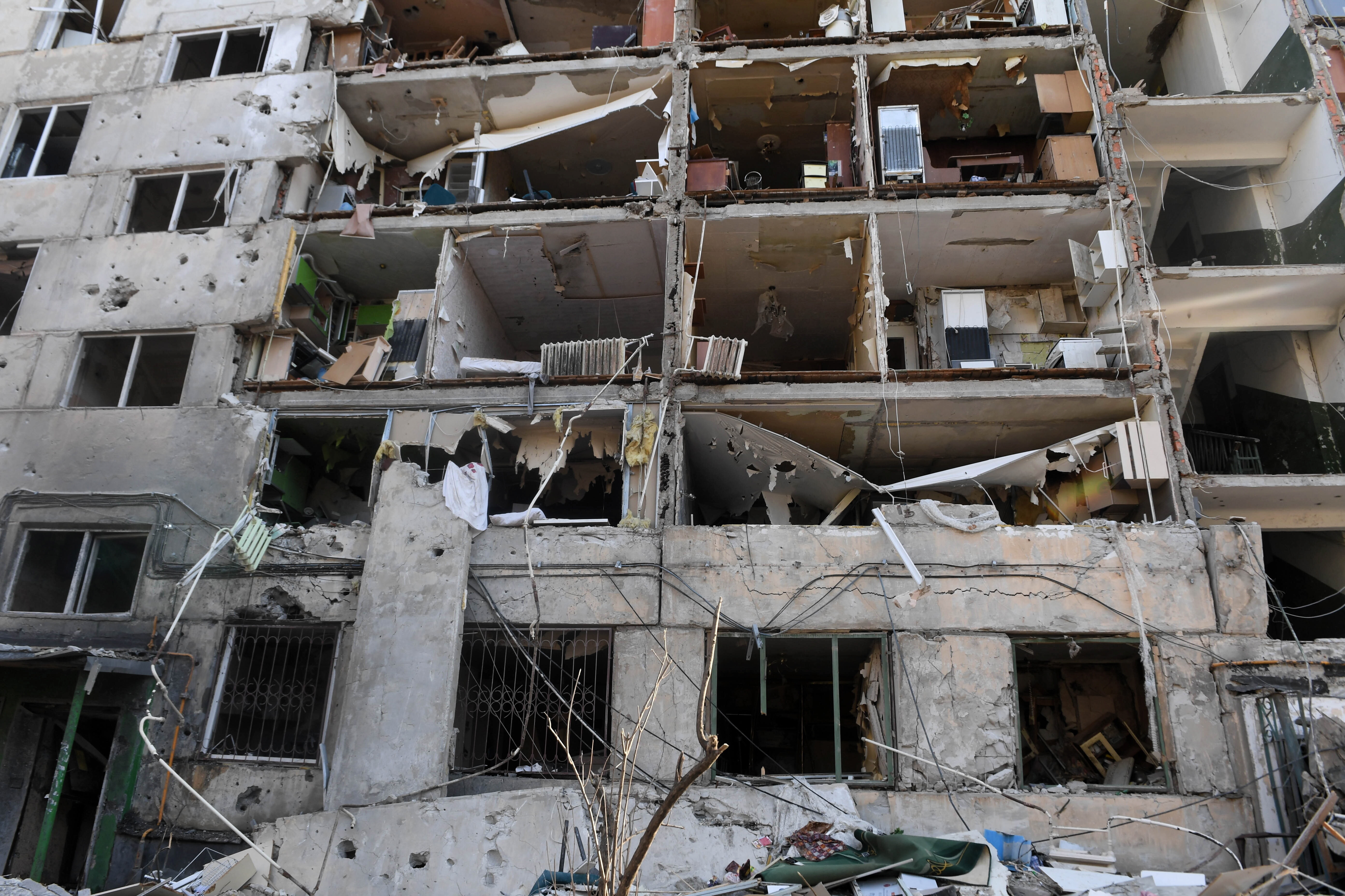 edificio residencial multifamiliar destruido durante un bombardeo en Kharkiv, Ucrania,