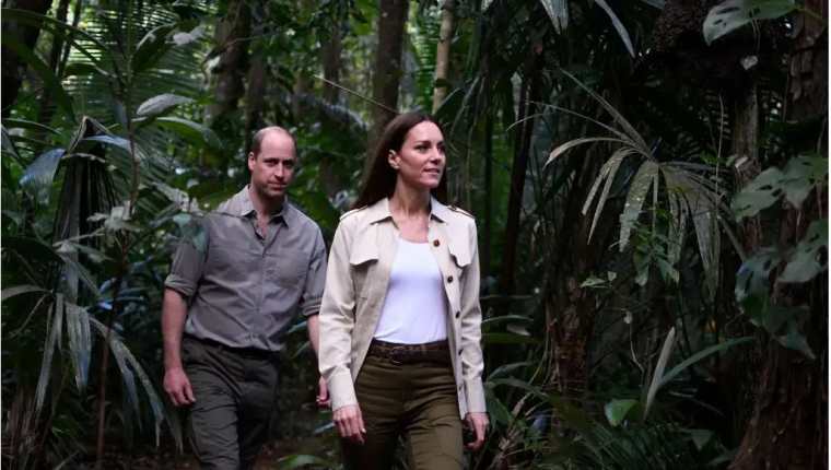 Los príncipes Guillermo y Catalina recorren la selva beliceña. (Foto Prensa Libre: AFP)
