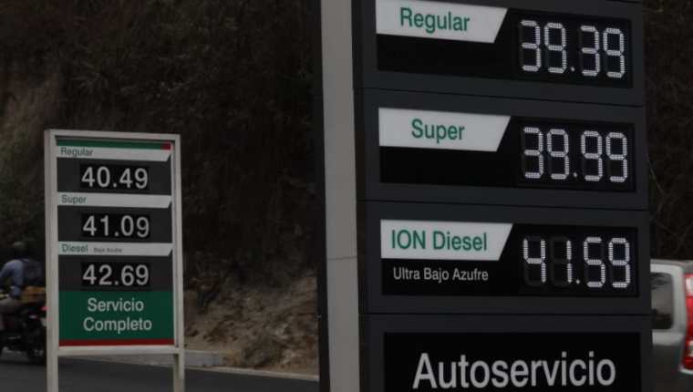 Los precios de las gasolinas siguen aumentando. (Foto Prensa Libre: Esbin García)