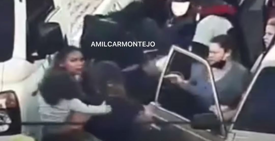 Niña en brazos (a la izquierda) queda en medio de una violenta pelea. (Foto: captura de video/PMT/YouTube)