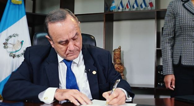 Giammattei firma veto a Ley de Vacunas. (Foto: Gobierno de Guatemala)