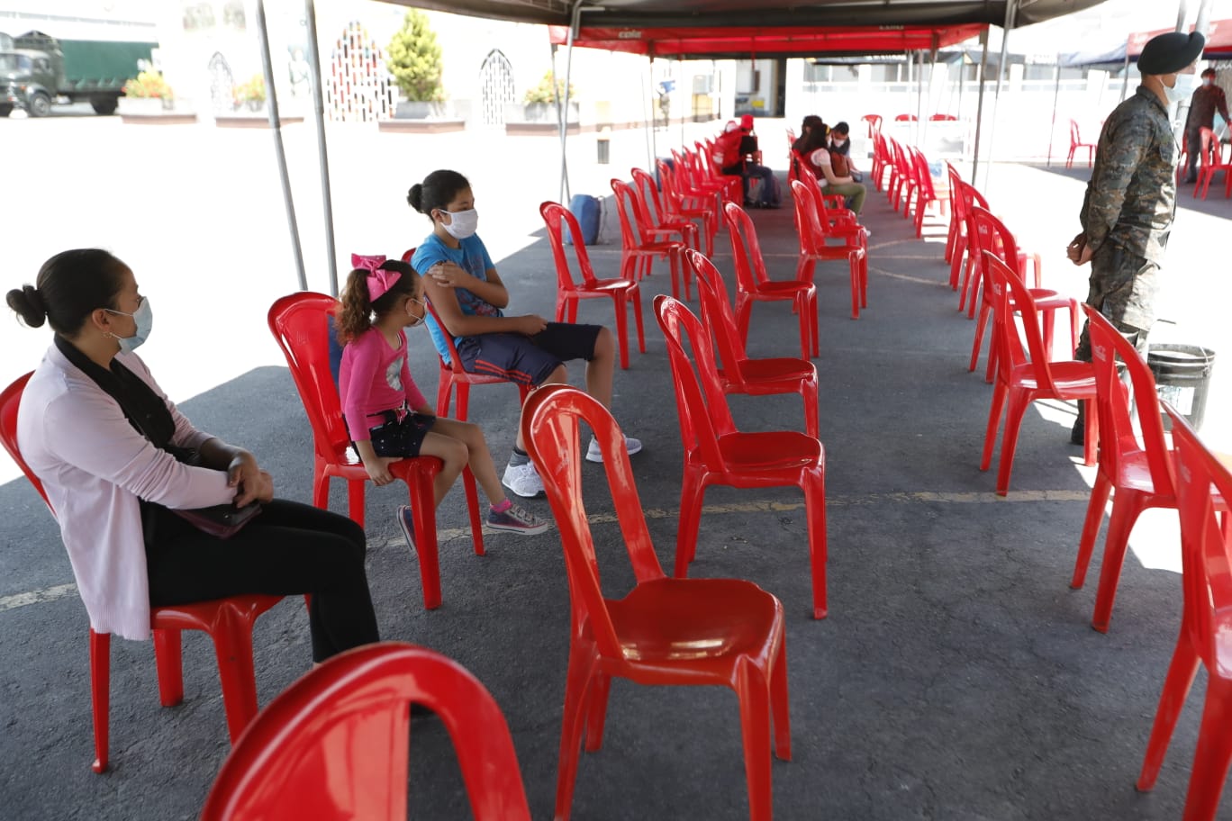 Algunos puestos de vacunación muestran baja afluencia de niños. (Foto Prensa Libre: Esbin García)