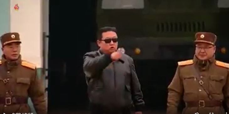 Video: al estilo de Top Gun o Gangnam Style, Kim Jong-Un supervisa el lanzamiento de misiles de Corea del Norte