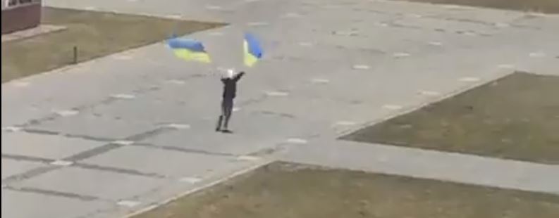 Video de ciudadano ondeando la bandera de Ucrania