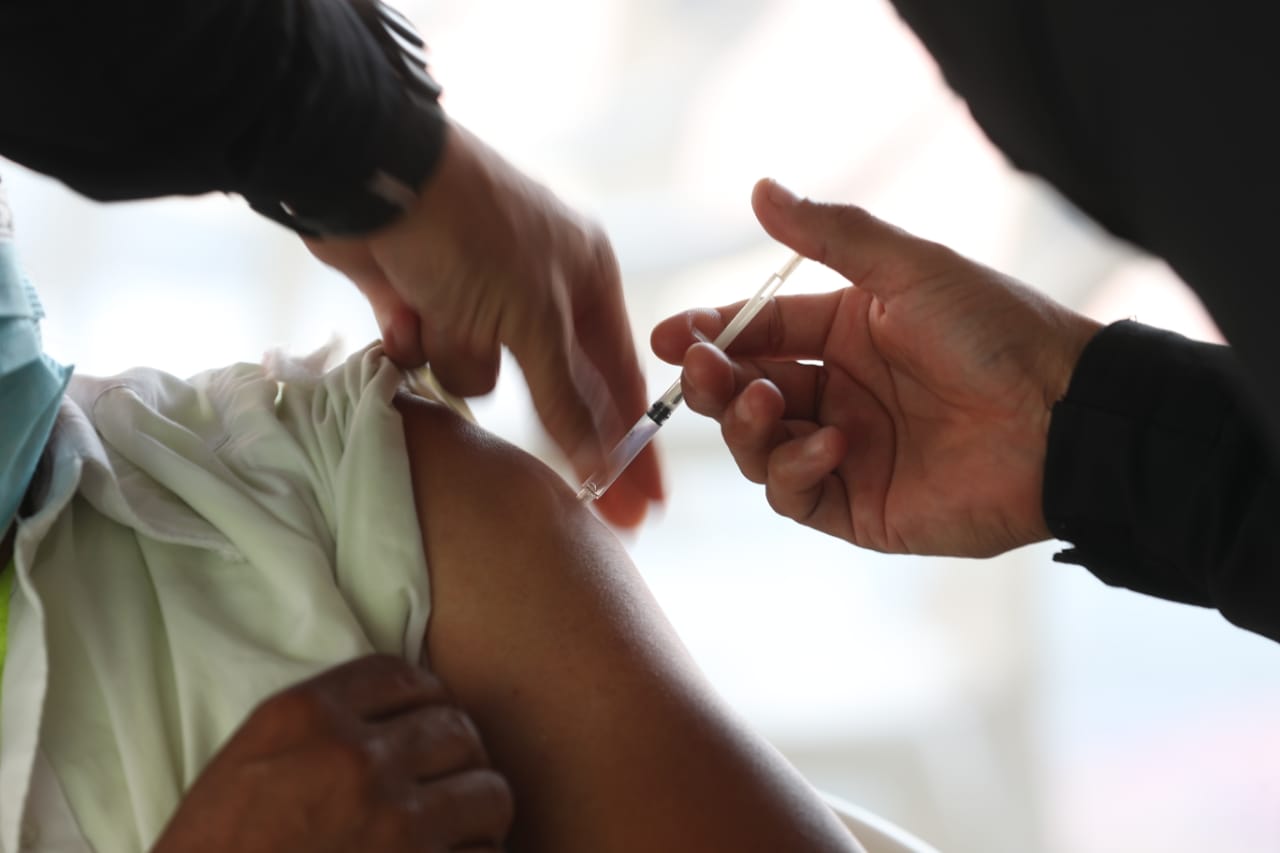 El proceso de vacunación ha sido lento en Guatemala por varias razones, una de ellas el rechazo al fármaco de Pfizer que compró el Gobierno a Rusia. (Foto Prensa Libre: Érick Ávila)