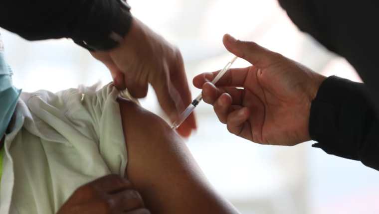 El proceso de vacunación ha sido lento en Guatemala por varias razones, una de ellas el rechazo al fármaco de Pfizer que compró el Gobierno a Rusia. (Foto Prensa Libre: Érick Ávila)