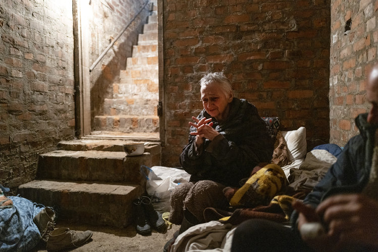 Tamara Mikheenko llora mientras se esconde con sus dos hijos, Larisa y Aleksandr Mikheenko, en un refugio en el sótano de Orihiv, Ucrania, el 26 de abril de 2022. (Foto Prensa Libre: Lynsey Addario/The New York Times) 