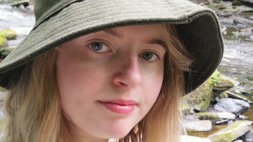 Durante mucho tiempo, Paris pensó que todo el mundo veía como ella: con puntos diminutos que nublan su visión