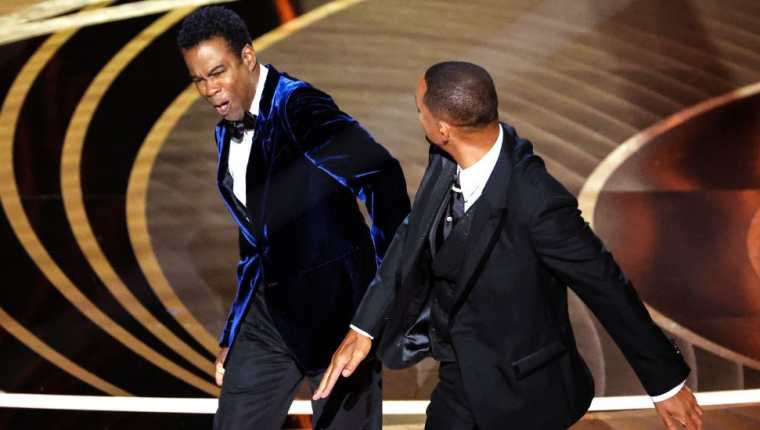 Will Smith golpeó a Chris Rock en la cara durante la ceremonia de los Oscar.