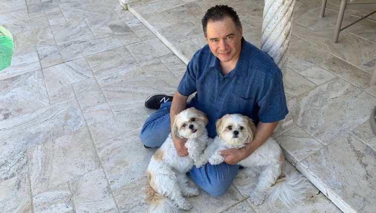 John Mendola hizo clonar a su antigua perra para producir estas dos réplicas genéticamente idénticas. (JOHN MENDOLA)