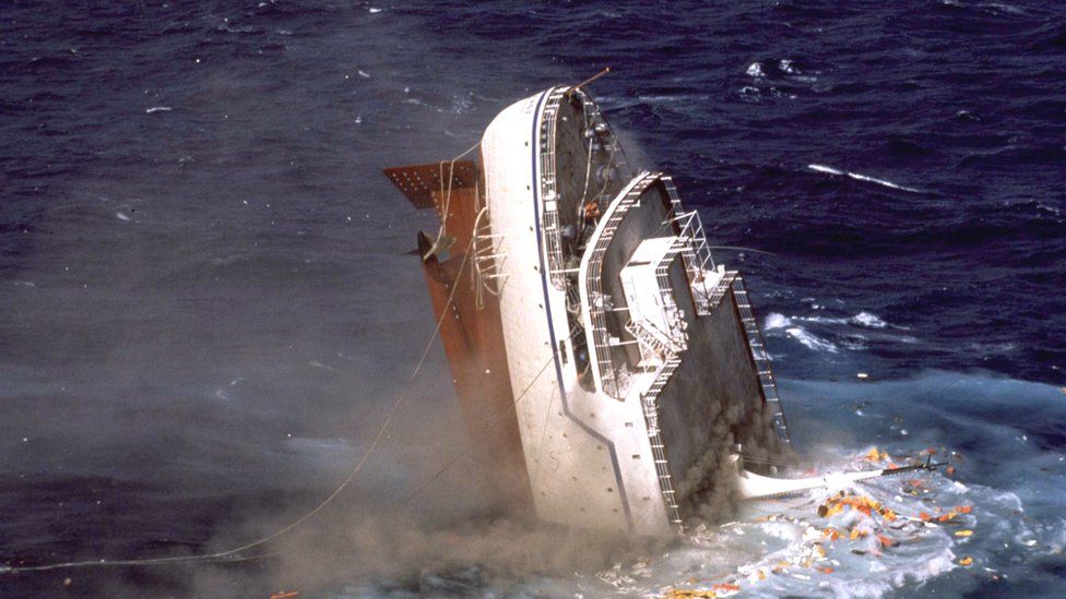 Tumbonas, chalecos salvavidas y otros desechos cayeron de la cubierta y flotaron en la superficie del agua antes de que el barco finalmente desapareciera.
GETTY IMAGES